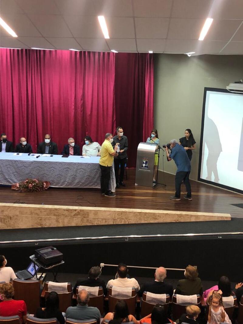 Técnico-administrativo terceirizado Ézio Prado Barreto recebendo premiação 