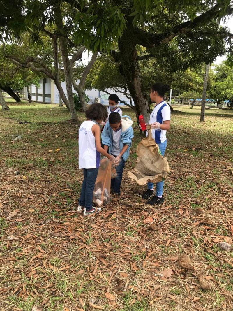 Alunos dos 6º anos fazendo coleta de lixo nos arredores do Codap (Foto: arquivo pessoal)