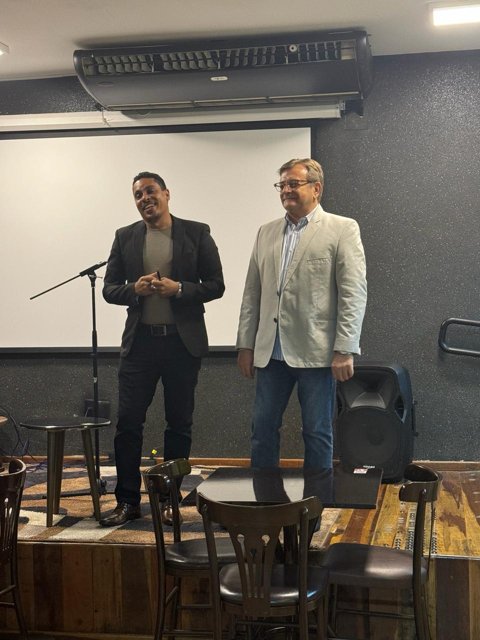 Professores Ricardo Costa e Dario Pagel na apresentação do livro (imagem cedida pelo autor)