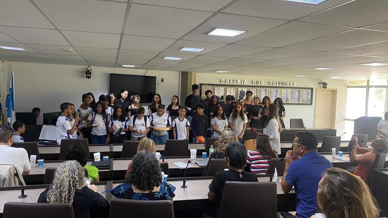 Apresentação musical conduzida pela professora de Música, Thais Rabelo, junto ao Coral do CODAP formado pelas 3ªs séries do Ensino Médio, bem como discentes do 7° ano do Ensino Fundamental.